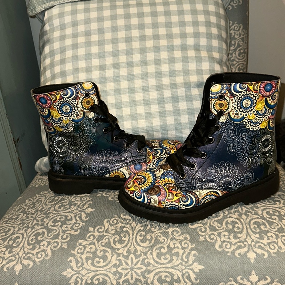 Yes We Vibe, 7.5 women’s, colorful flower mandala pattern boots, never worn